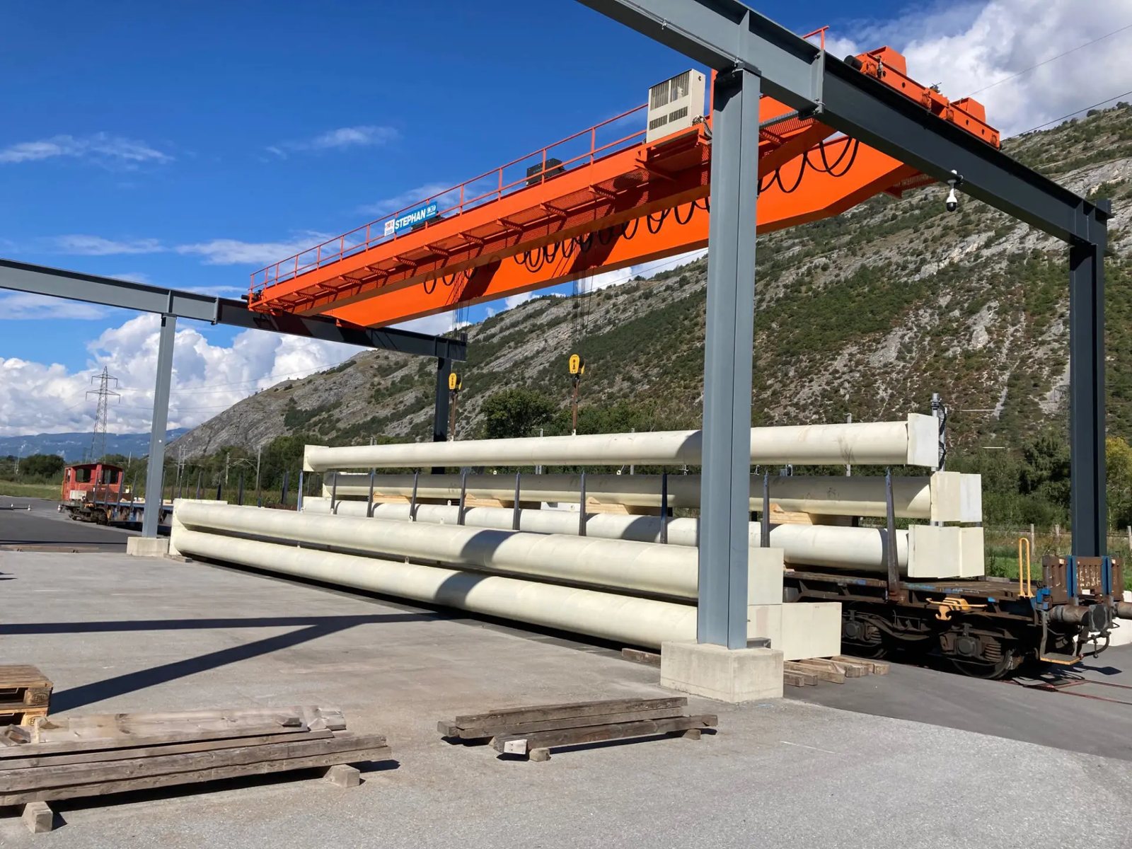 Tubería de acero fabricada según plano bajo una grúa pórtico en Turtmann, Valais